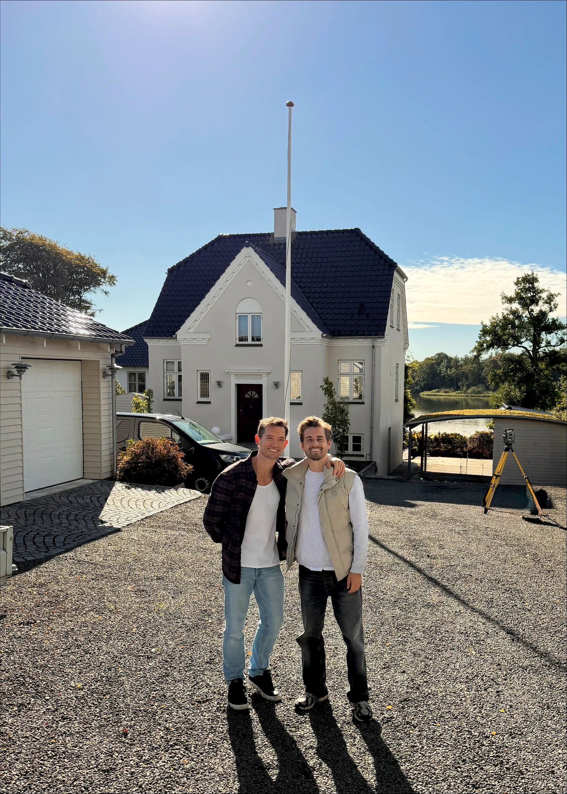 Morten Kjeldgaard og Frederik Haun foran deres nye hus i Silkeborg. 2026