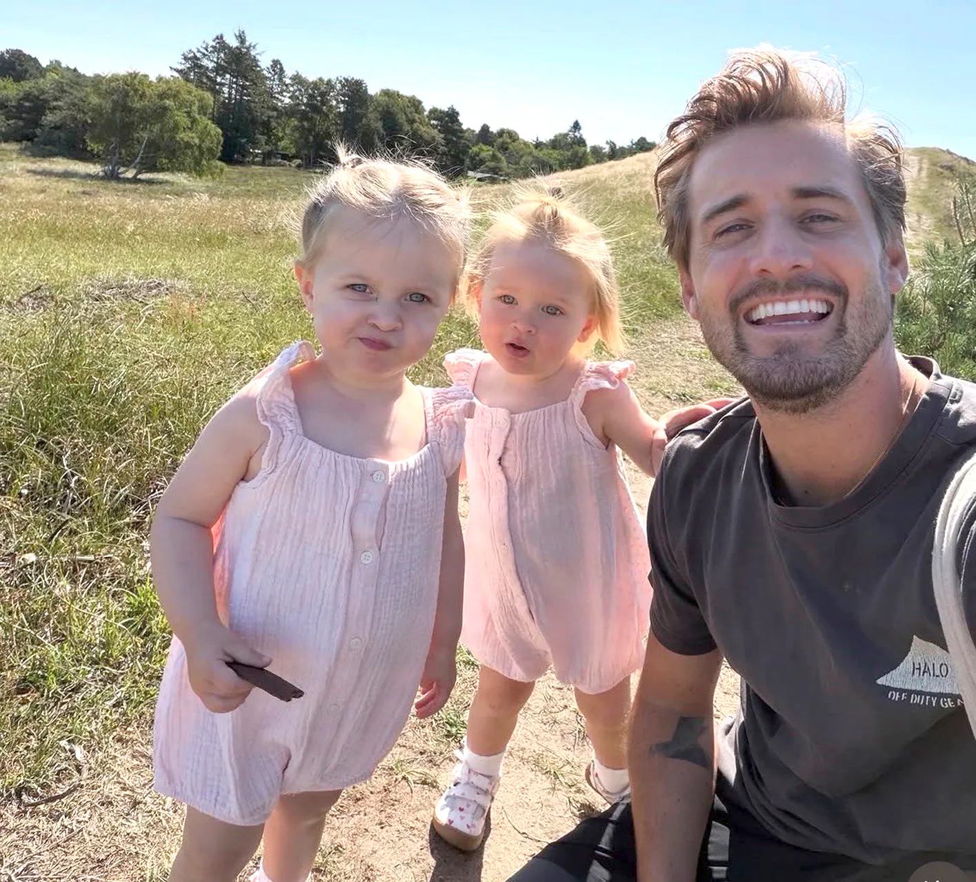 Frederik Haun med Nora og Emma.
