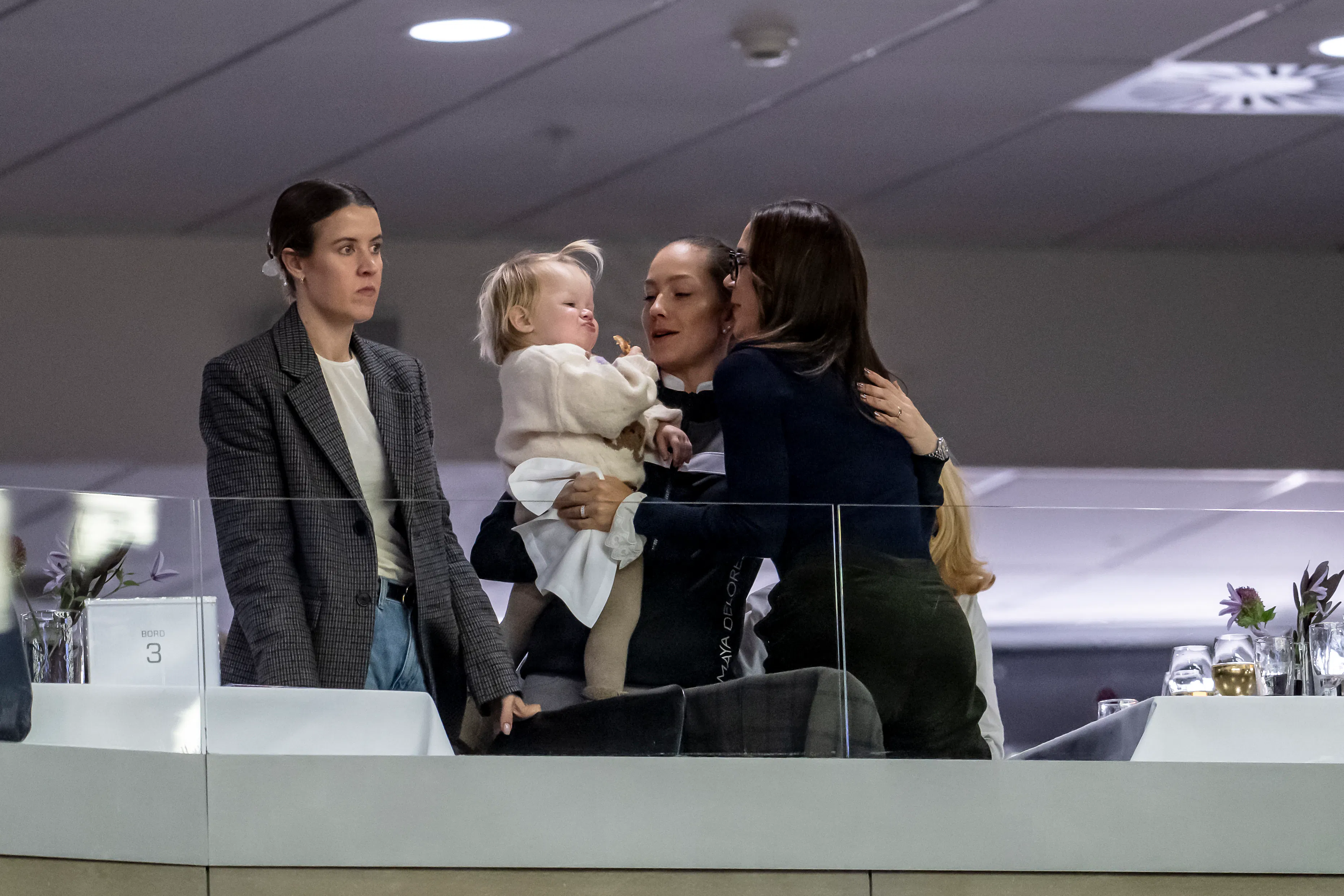 Dronning Mary og Helle Krasnik sammen med Cathrine Laudrup-Dufour, Louise Zinglersen og Palma.