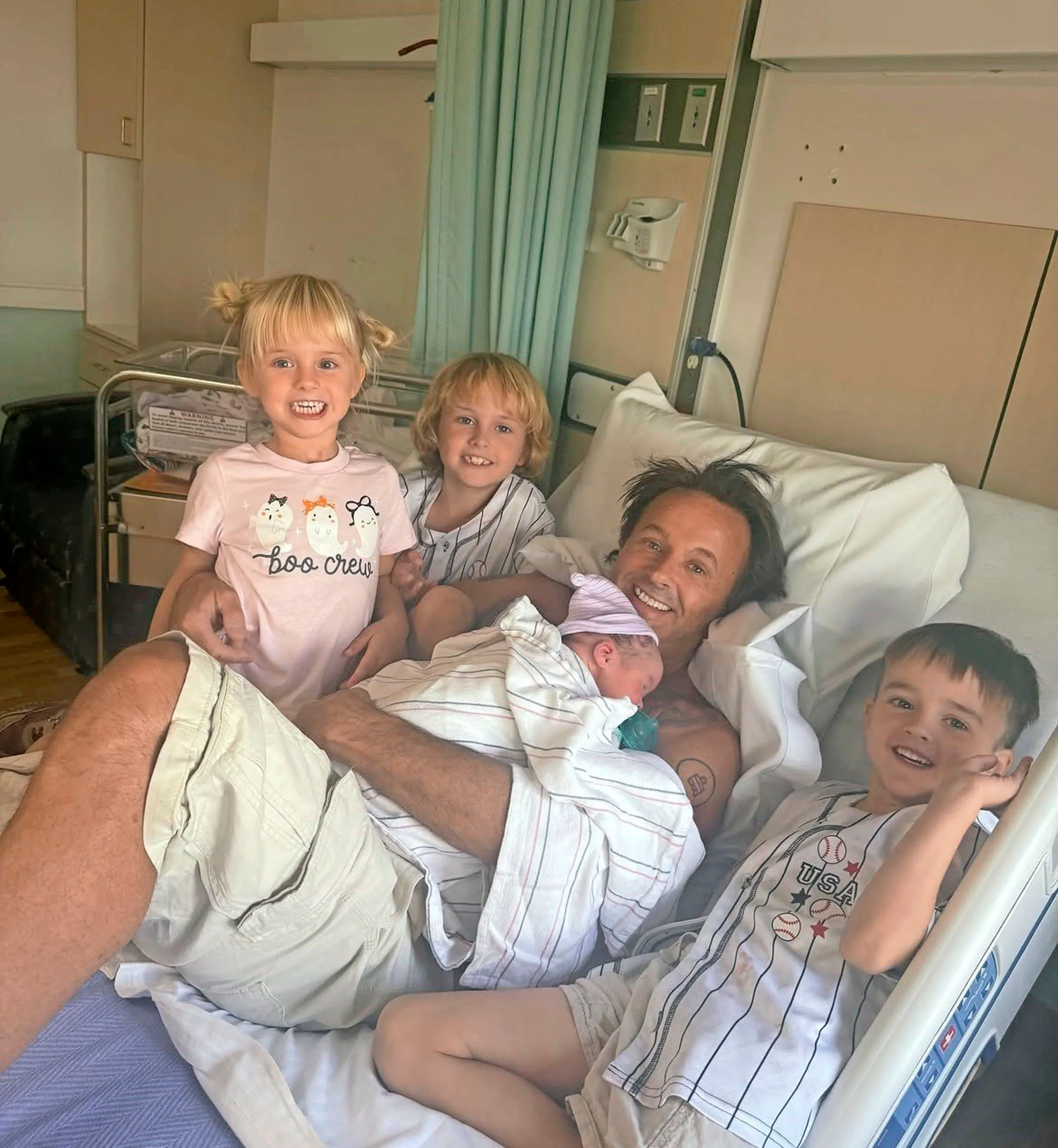 Dennis Knudsen i Los Angelse med den nye lillebror født 20. august 2026, samt de tre større søskende, Aura Lucas og Noah.