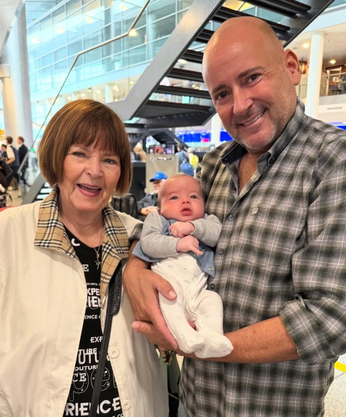 Dennis Knudsens mor Mona og bror Dion med lille Marcus.