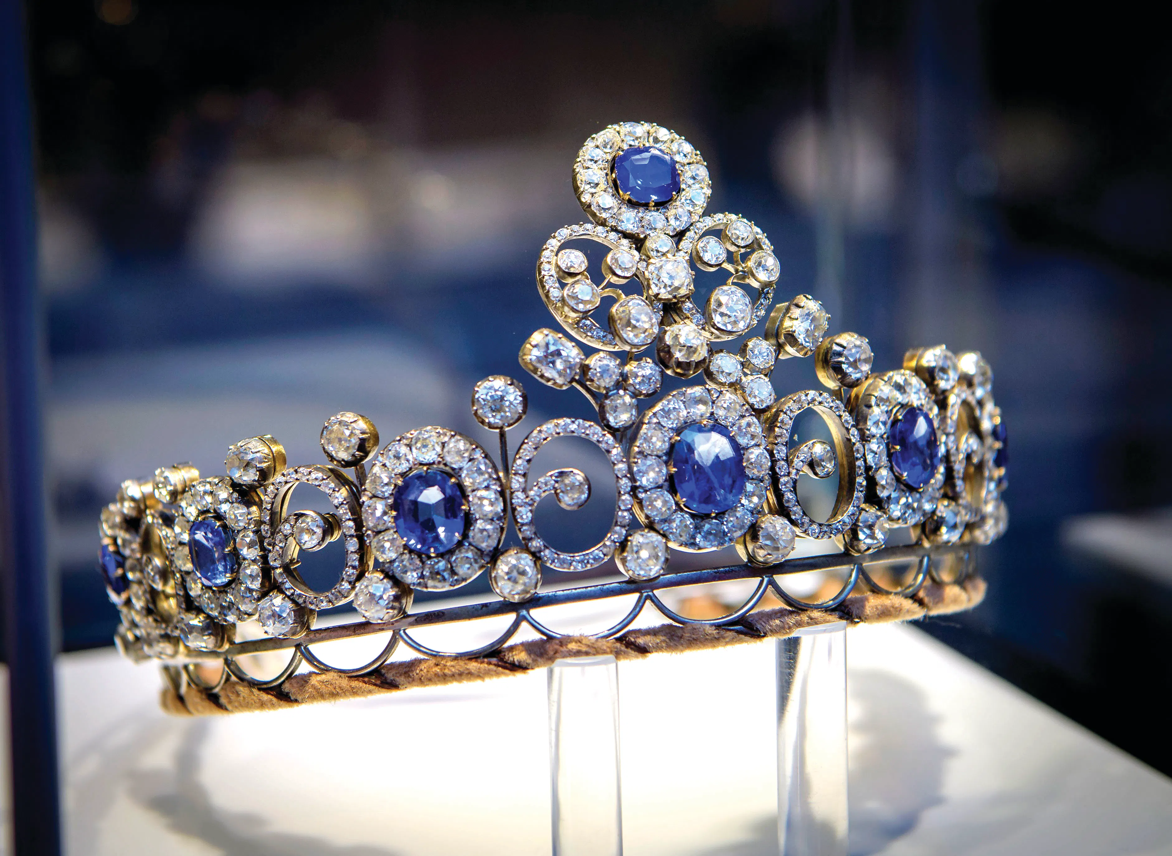 Sådan så Det russiske safirdiadem ud, da det i 2018 blev solgt på auktion. Det er prydet med otte Ceylon-safirer på i alt 33 karat samt talrige diamanter. 