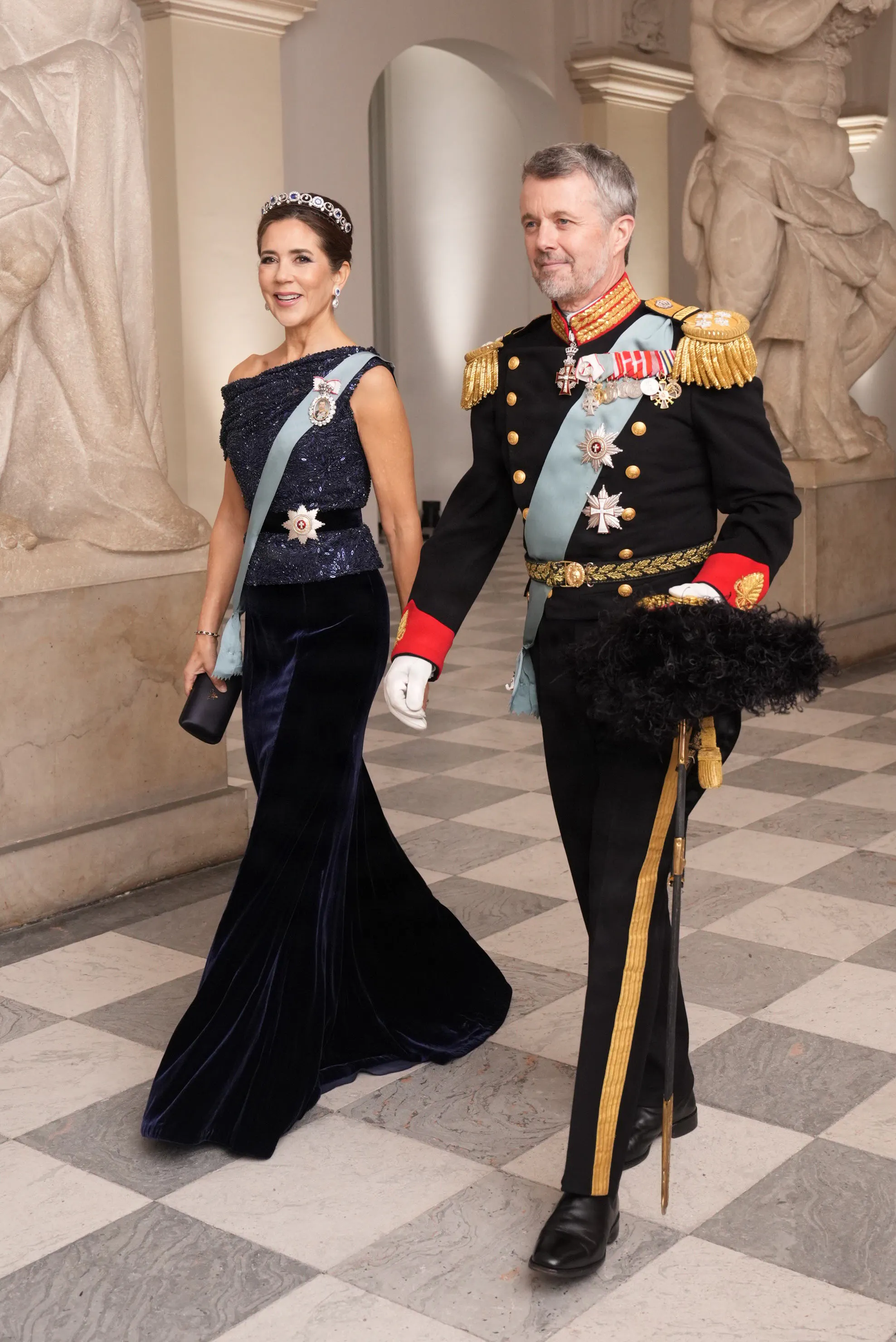 Dronning Mary med gallakjolen, som den ser ud anno 2026. 