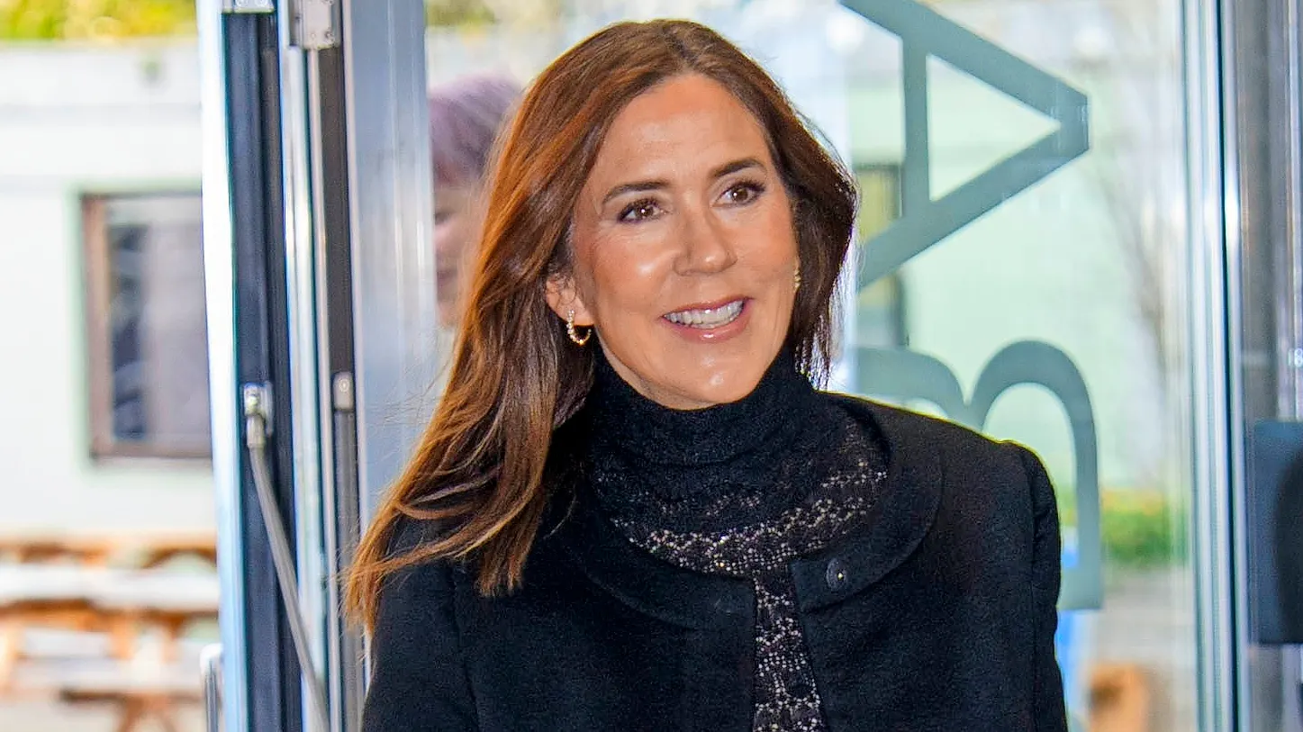 Dronning Mary nyder de skønne efterårsfarver, der pryder naturen i disse dage. 
