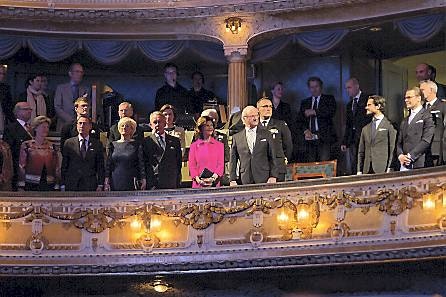 Medlemmer af den svenske kongefamilie på Dramaten i Stockholm.