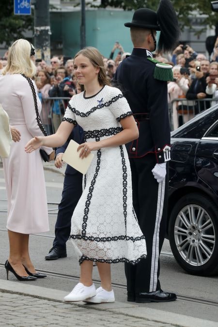 Prinsesse Ingrid Alexandra på vej ind i Oslo Domkirke ved fejringen af kong Harald og dronning Sonjas guldbryllup.