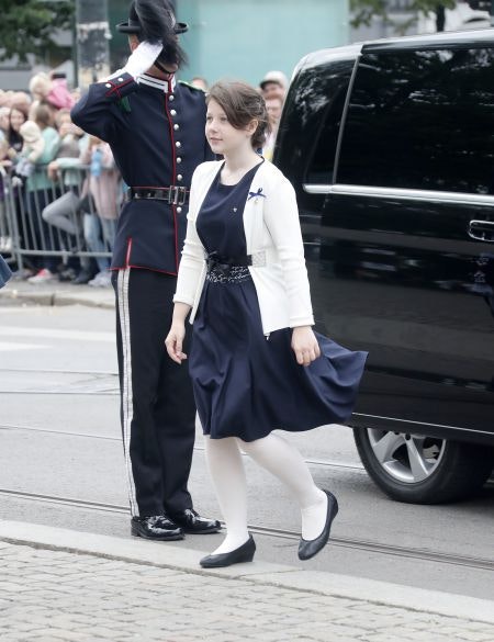 Maud Angelica Behn på vej ind i Oslo Domkirke ved fejringen af kong Harald og dronning Sonjas guldbryllup.