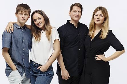 https://imgix.billedbladet.dk/4._nicolai_jensen_anna_clara_sachs_leschly_robert_hansen_og_sofie_lassen-kahlke_af_fotograf_miklos_szabo.jpg