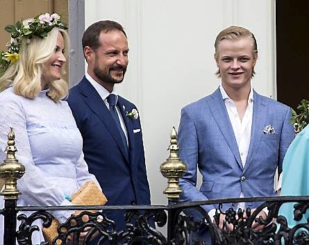 Kronprinsesse Mette-Marit, kronprins Haakon og Marius Borg Høiby ved fejringen af det norske kongepars 25-års regeringsjubilæum i 2016.
