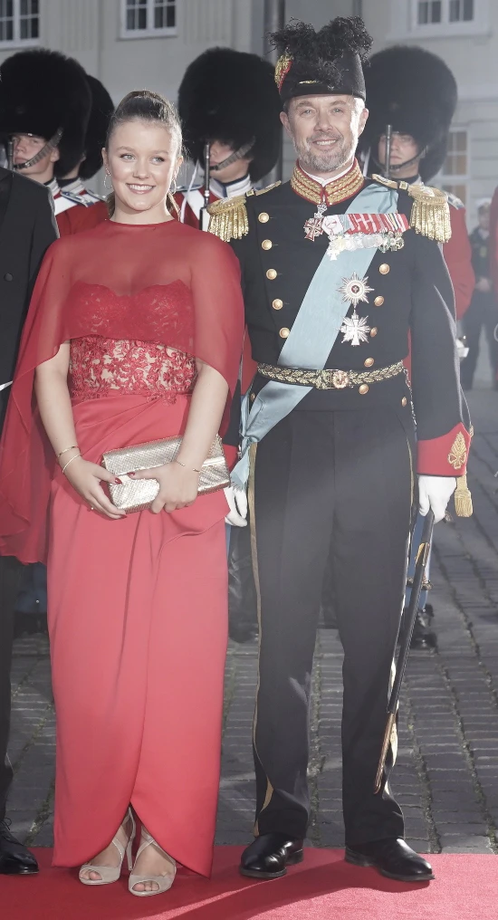 Prinsesse Isabella i flot rød: Alt om den fortryllende kreation ...