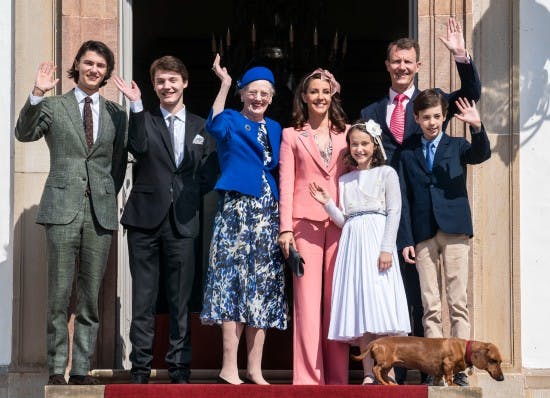 Dronning Margrethe omgivet af prins Joachim og prinsesse Marie, prins Henrik, prinsesse Athena samt prins Nikolai og prins Felix