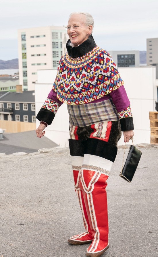 Så skete endelig: Alle jubler over Margrethe grønlandsk nationaldragt BILLED-BLADET