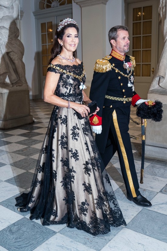 Ironisk låg kort Lagde du mærke til det? Denne detalje vækker opsigt ved kronprinsesse Marys  smukke kjole | BILLED-BLADET
