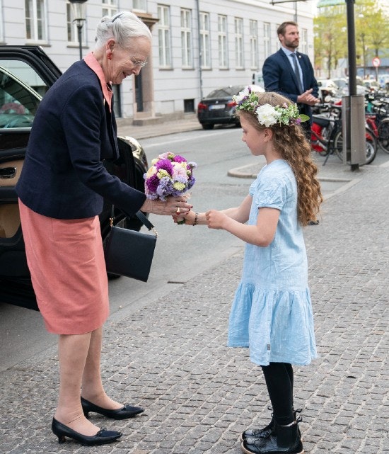 Dronning Margrethe og blomsterpigen Viola