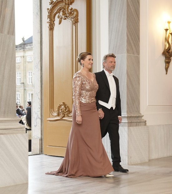 På Amalienborg: designer bag Mette Frederiksens funklende festkjole | BILLED-BLADET