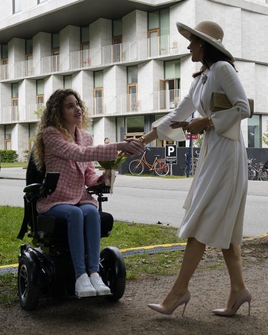 Kronprinsesse Mary og blomsterpigen Laura