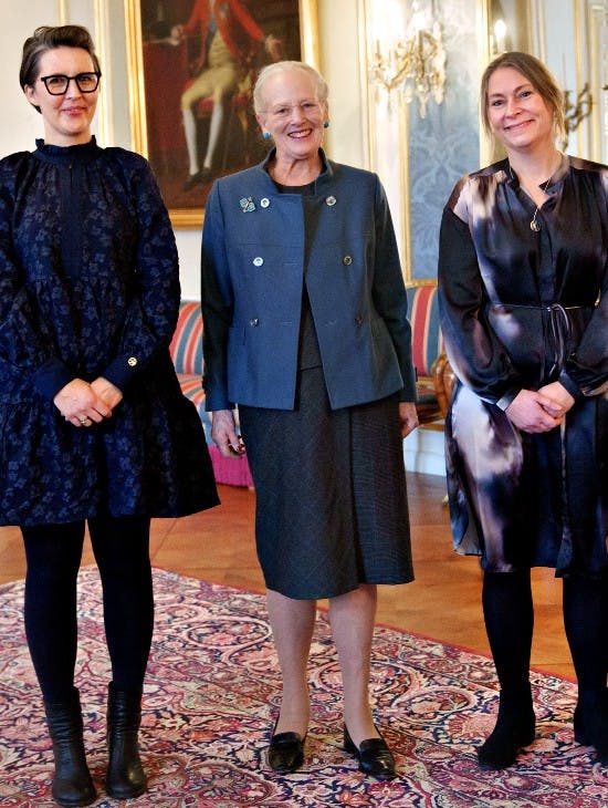 Dronning Margrethe sammen med Ditte Bjerregaard og Sofie Elkjær Jensen