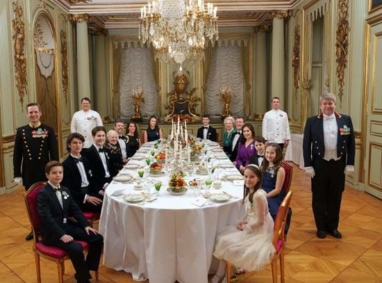 Dronning Margrethe omgivet af familien