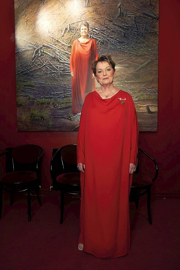 Grine Under ~ Majroe SE BILLEDET: Ghita Nørby i flot rød kjole på nyt kæmpeportræt |  BILLED-BLADET