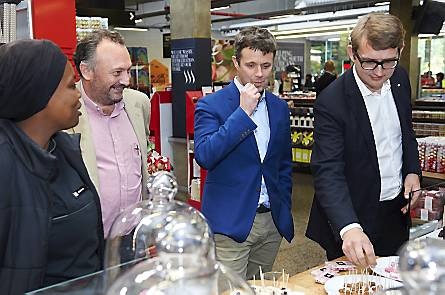 Kronprins Frederik og Troels Lund-Poulsen fik sig et par smagsprøver under besøget i den store dagligvarebutik.