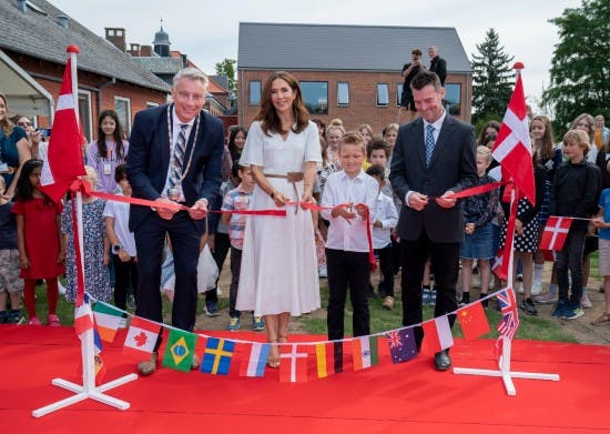 Borgmester Holger Schou Rasmussen, kronprinsesse Mary, Caspian og skoleleder Dominic Maher