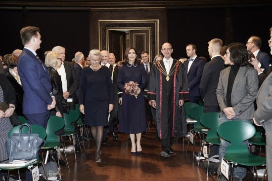 Kronprinsesse Mary ankommer til årsfest på universitetet