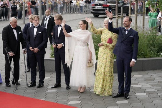 Prins Sverre Magnus og Marius Borg Høiby sammen med Ingrid Alexandra og familien