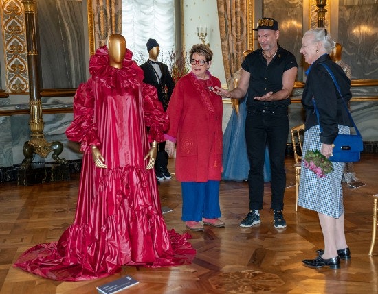 spin foretrækkes periode Blodrødt design: Ghita Nørby viste dronningen sin mest opsigtsvækkende kjole  | BILLED-BLADET
