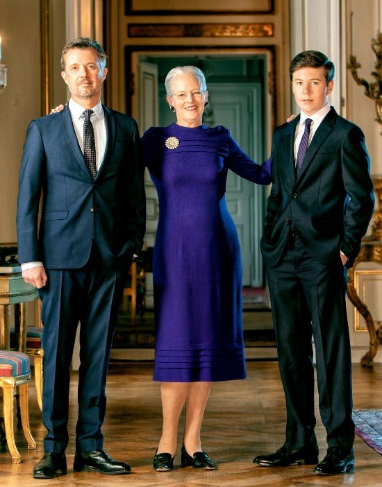 Kronprins Frederik, dronning Margrethe og prins Christian. Foto taget i anledning af dronningen 80-års fødselsdag