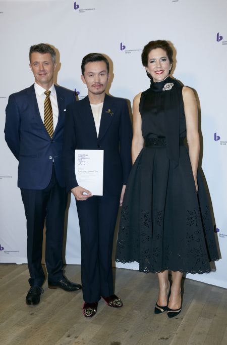 Kronprinsparret med designeren Mark Tan.