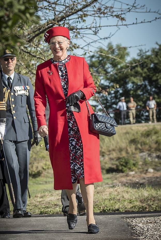 Dronning Margrethe i Annette Freifeldts flotte røde frakke i september under sommertogtet med Dannebrog.