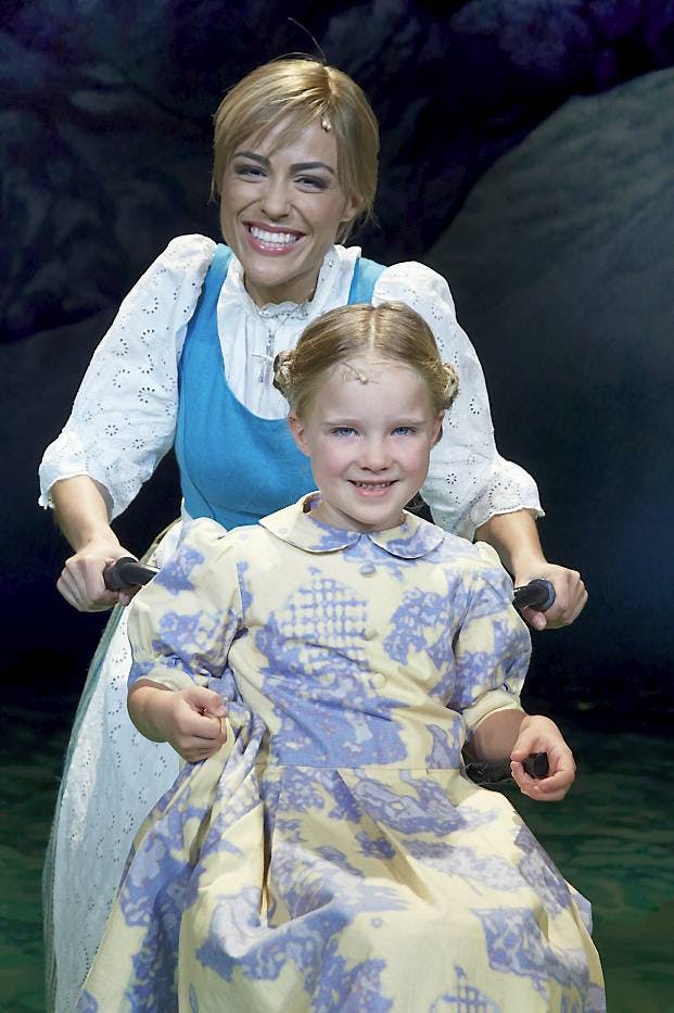 Maria Lucia som Maria og Martha Fogh Duelund som Gretl von Trapp