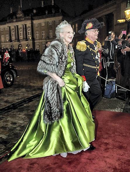 Dronning Margrethe og prins Henrik ved nytårskuren 1. januar 2014.