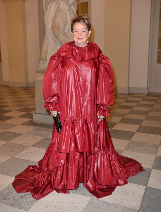 Hr høj Opsætning Blodrødt design: Ghita Nørby viste dronningen sin mest opsigtsvækkende kjole  | BILLED-BLADET