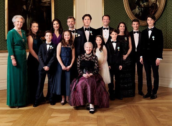 https://imgix.billedbladet.dk/bro_20220114_royal_familiefoto_129-edit-edita.jpg