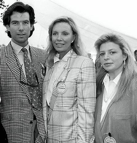 Pierce Brosnan, hustruen Cassandra og adoptivdatteren Charlotte.