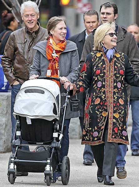 Bill Clinton, Chelsea Clinton, Hillary Clinton og Marc Mezvinsky på tur med lille Charlotte.
