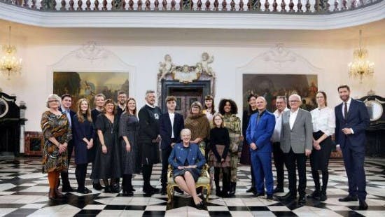 Dronning Margrethe og hendes udvalgte gæster samt vært Kåre Quist