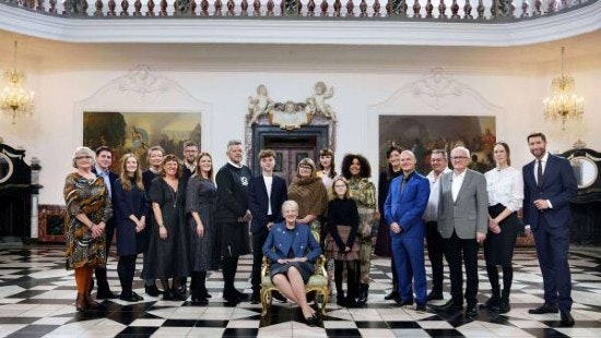 Dronning Margrethe og hendes udvalgte gæster samt vært Kåre Quist