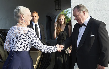 Dronning Margrethe hilser på dagens fødselar grev Ditlev