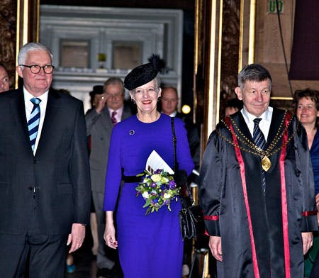 Dronning Margrethe ankommer til festsalen på Københavns Universitet i forbindelse med årsfesten i fredags, den 21. november.