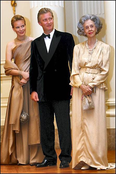 Daværende kronprinsesse Mathilde, kronprins Philippe og enkedronning Fabiola af Belgien fotograferet i 2002.