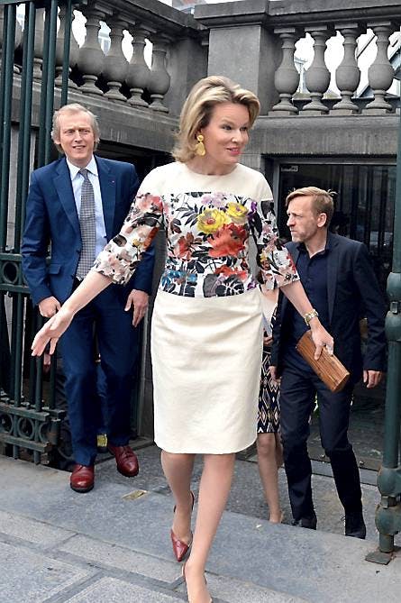 Dronning Mathilde i en blomstret Dries Van Noten-kjole ved Centre for Fine Arts i Bruxelles.