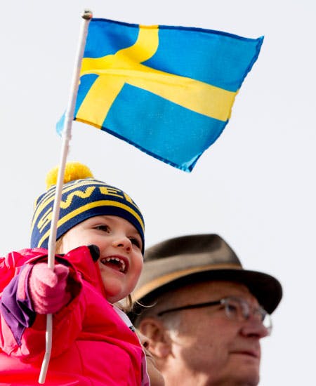 https://imgix.billedbladet.dk/estelle-med-flag.jpg