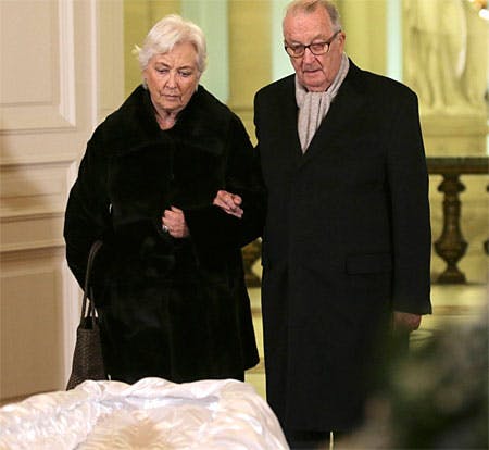 Dronning Paola og Kong Albert 2. for foden af Dronning Fabiolas kiste.