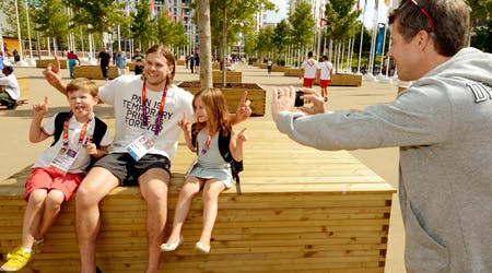 Mikkel Hansen bliver fotograferet med prins Christian og prinsesse Isabella