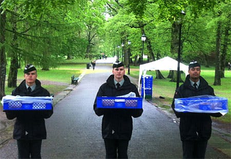 Kongelige gardister i slotsparken med boller