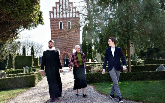 https://imgix.billedbladet.dk/hm_dronningen_og_hkh_prins_christian_til_gudstjeneste_1nyy.jpg