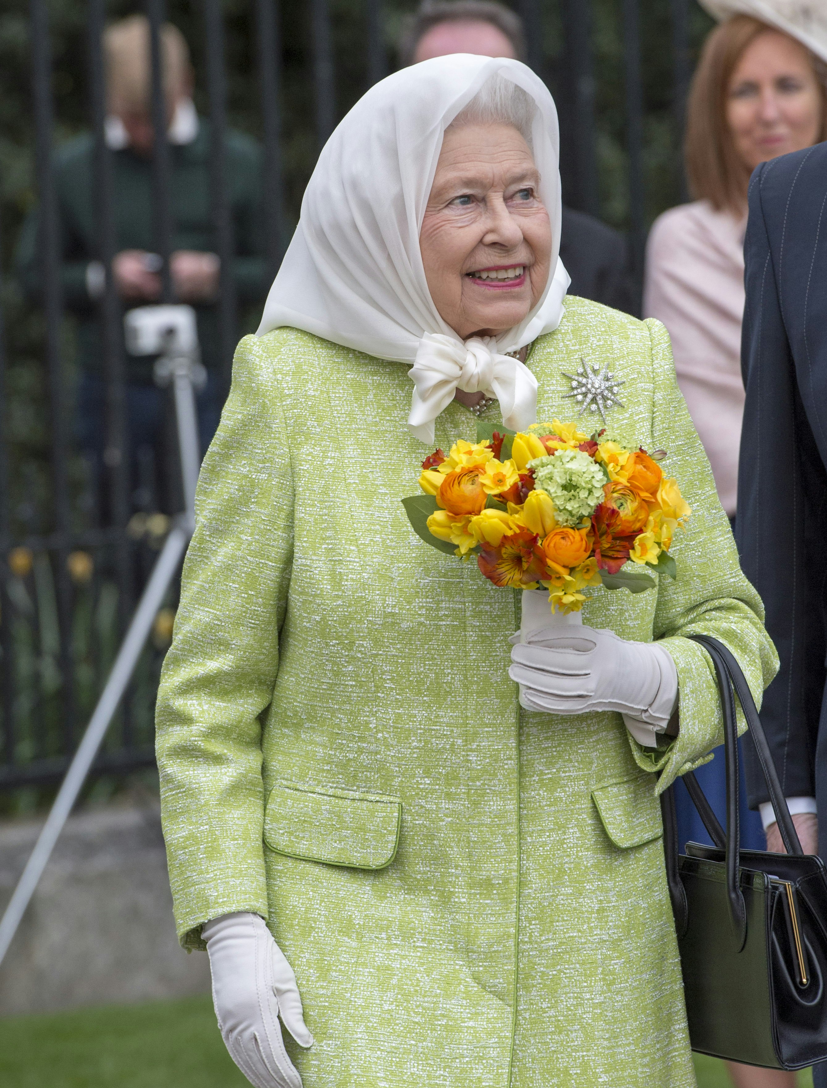 bøf lovgivning Tåget Derfor bærer dronning Elizabeth hvide handsker | BILLED-BLADET