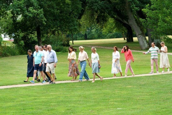Kronprins Frederik, prins Gustav og grev Michael fører an i slotshaven